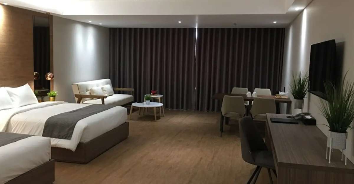 Phòng Premier Family tại The Luxe Hotel