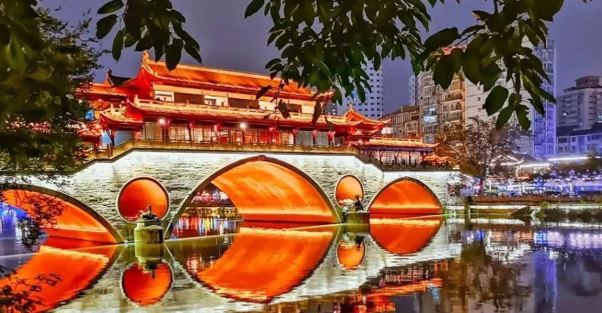 Cầu Anshun Lang tựa như tòa lâu đài với ánh đèn rực rỡ