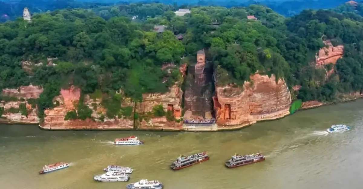 Ngắm tượng Phật khổng lồ Lạc Sơn
