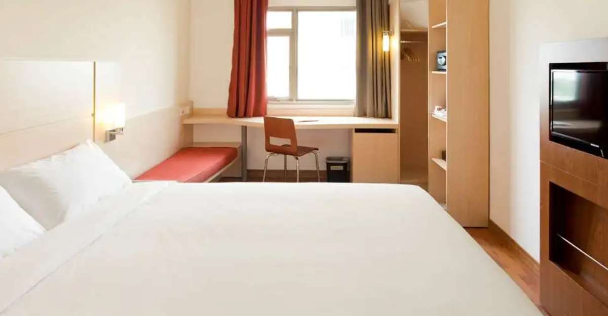 Phòng Standard With 1 Queen Bed tại ibis Saigon South