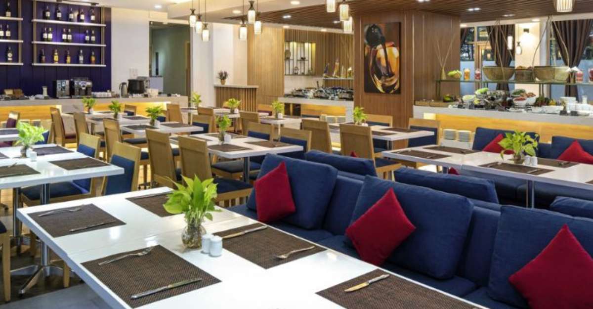 Nhà hàng Charlie’s Corner Bistro tại Ibis Saigon South