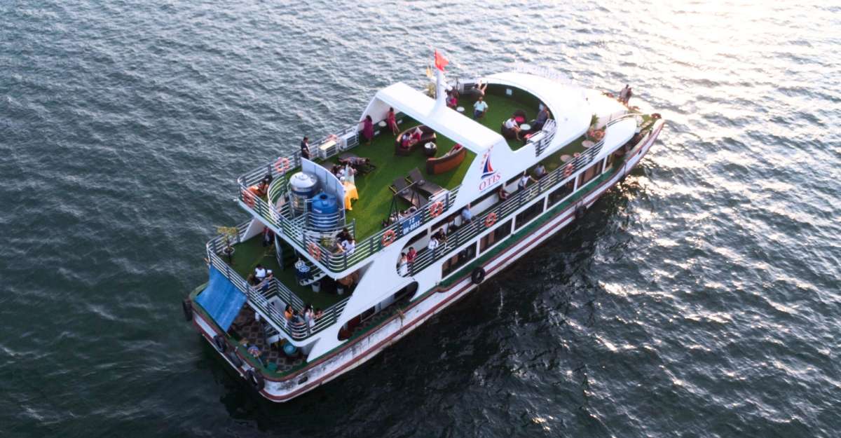 Tận hưởng vịnh Hạ Long trên du thuyền 5 sao
