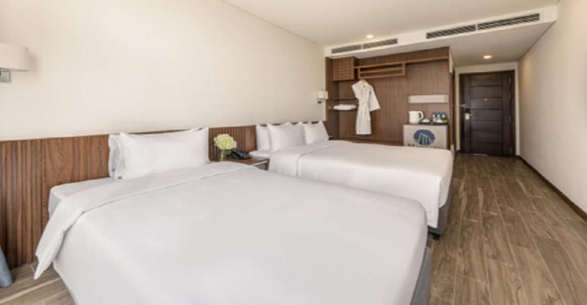 Phòng Premier Triple tại Mangata Beachfront Hotel