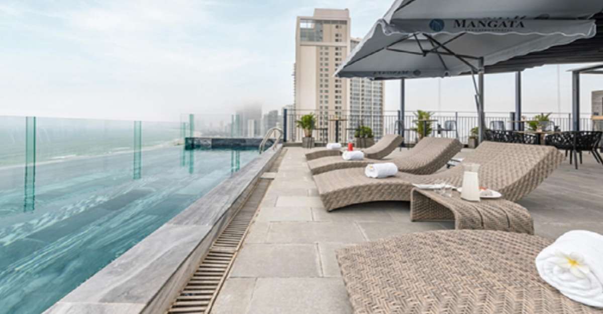 Hồ bơi vô cực độc đáo tại Mangata Beachfront Hotel
