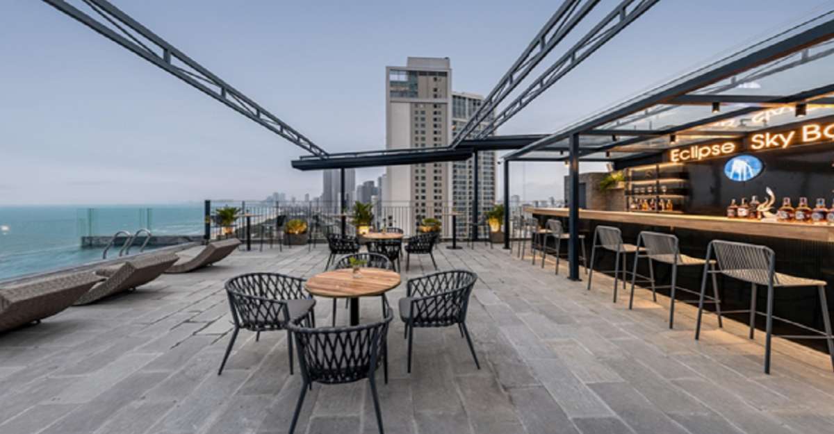 Eclipse Sky bar bên cạnh hồ bơi phục vụ các món uống đa dạng