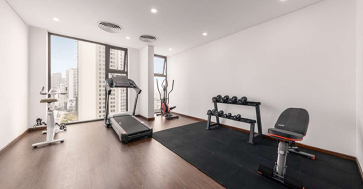Phòng tập gym rộng rãi và tràn ngập ánh sáng tại Mangata Beachfront Hotel