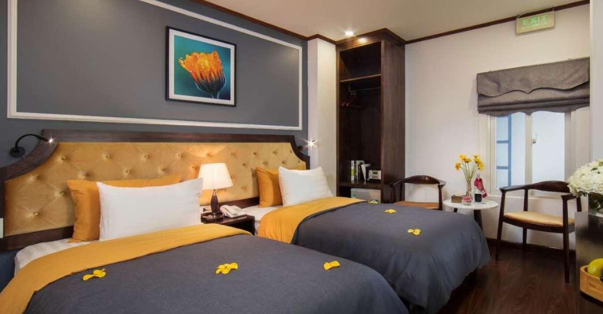 Không gian phòng Deluxe Twin tại Mayflower Hotel Hanoi