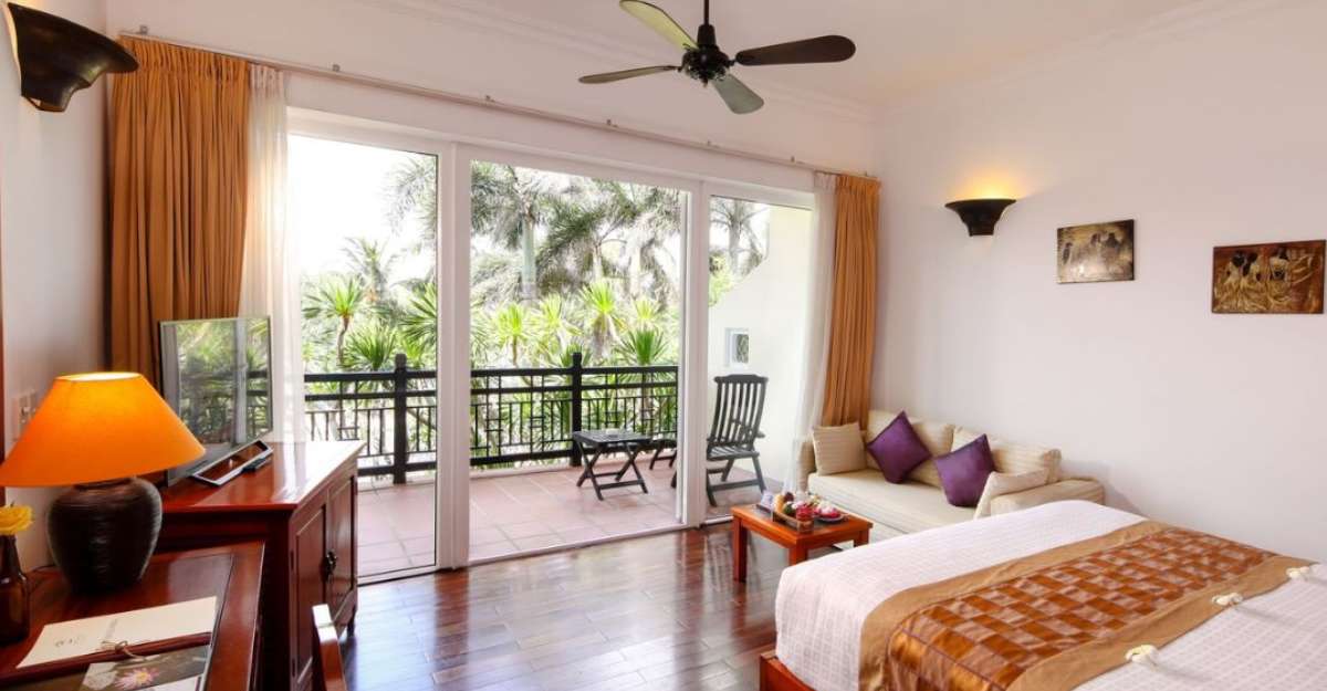 Không gian phòng Superior Double River View tại Victoria Hoi An Beach Resort and Spa