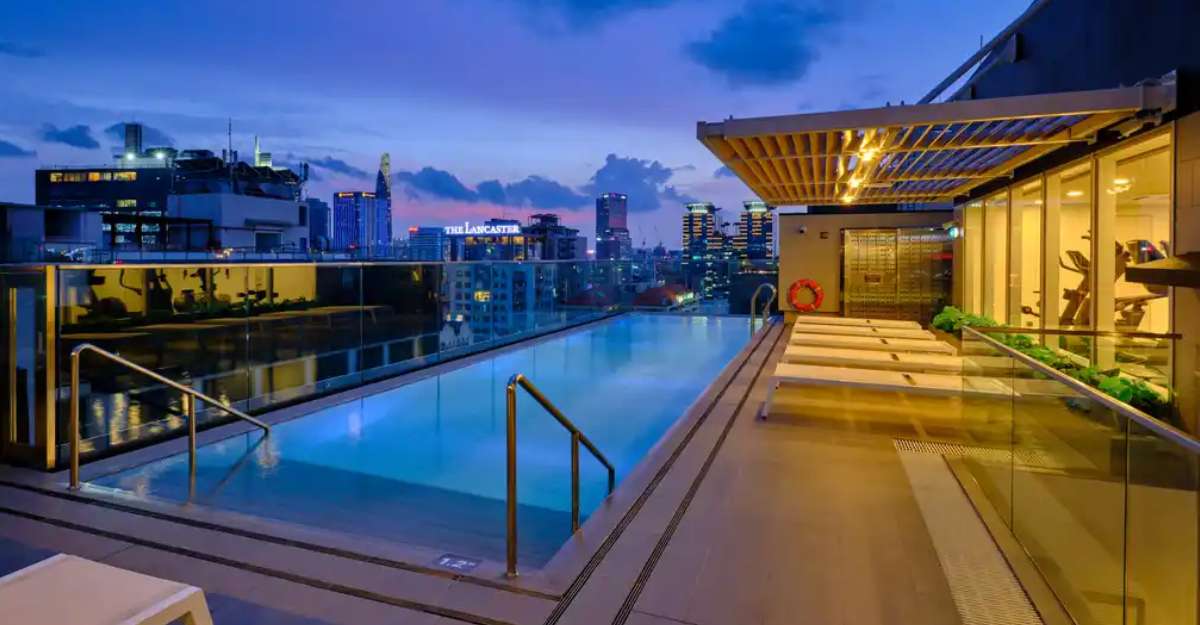 Bể bơi ngoài trời hiện đại với view thành phố  của khách sạn Sotetsu Grand Fresa Saigon