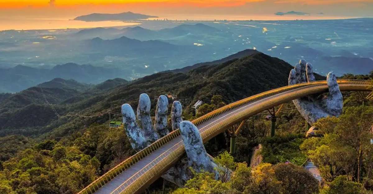 Cầu Vàng tại Bà Nà Hills là địa điểm trứ danh không thể bỏ lỡ