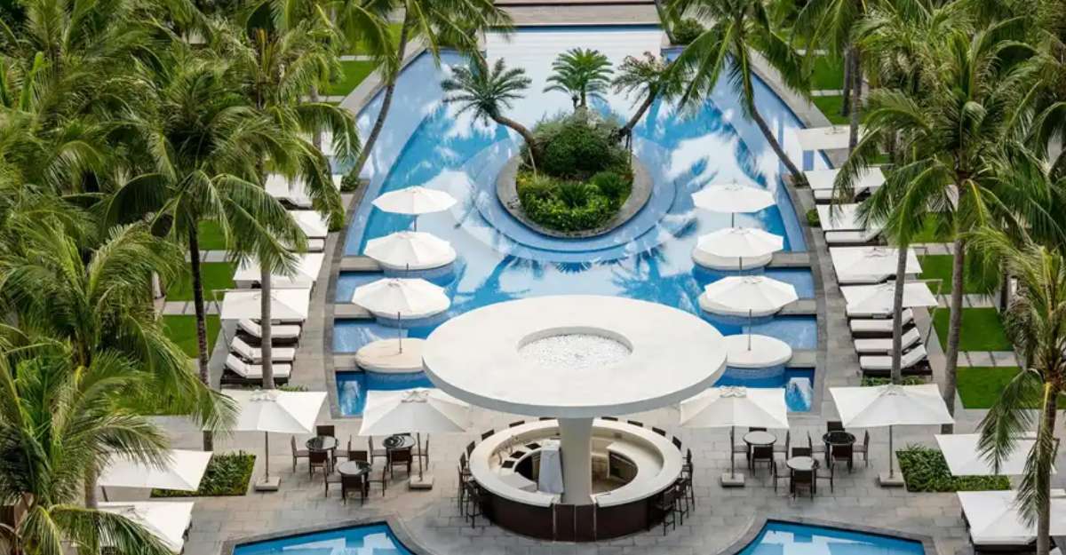Quầy pool bar với vị trí đắt giá hướng biển