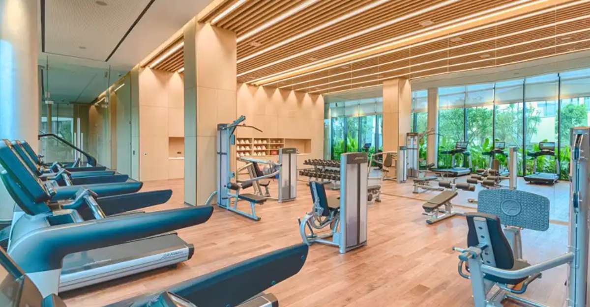 Phòng tập gym rộng rãi và tràn ngập ánh sáng tại Shilla Monogram Quangnam Danang