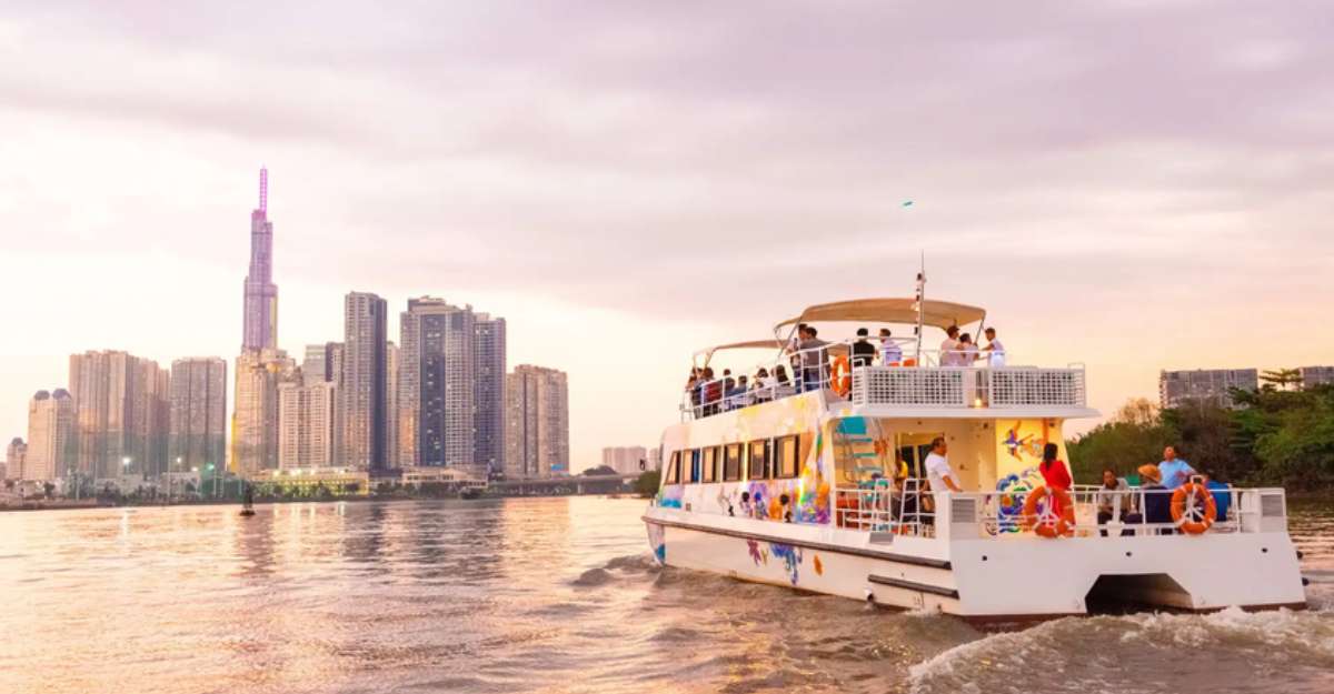 Khám phá kiến trúc biểu tượng của Sài Gòn qua tour Sài Gòn Watergo trên Traveloka