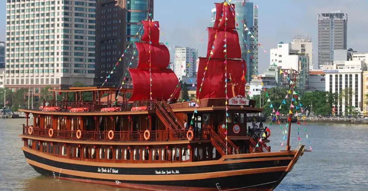 Ăn tối trên sông Sài Gòn - Tour đêm