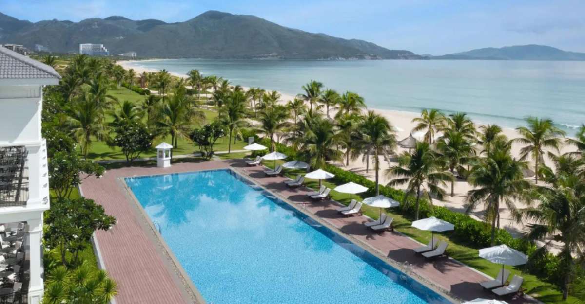 Không gian bể bơi chung tại Melia Vinpearl Cam Ranh