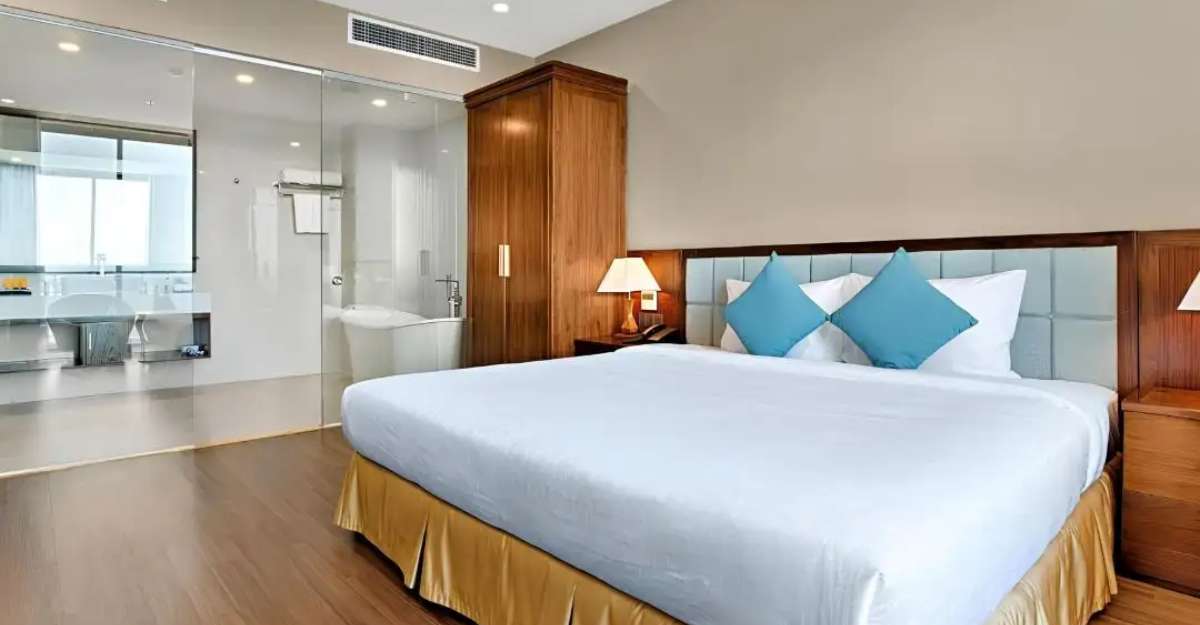 Phòng Junior 1 King Bed Balcony Ocean View tại Yarra Ocean Suites Danang