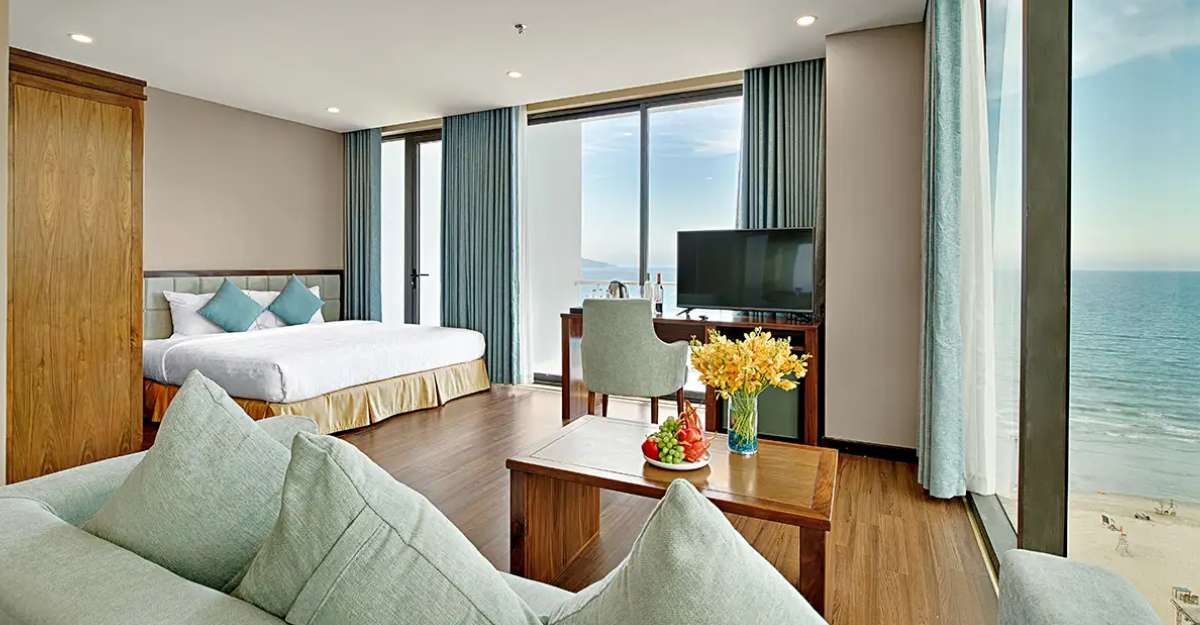 Phòng Premium 1 King Bed Balcony Ocean View tại Yarra Ocean Suites Danang