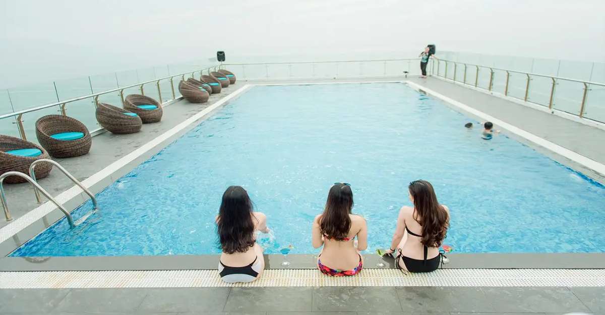 Không gian hồ bơi tại Yarra Ocean Suites Danang