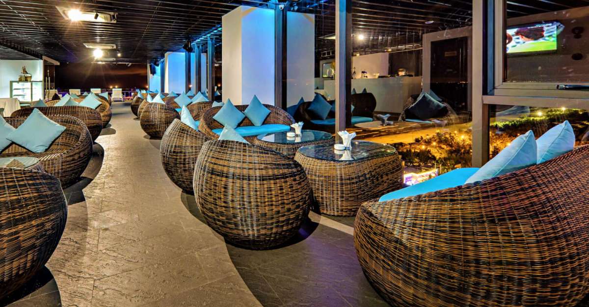 Không gian pool Bar & Café tại Yarra Ocean Suites Danang