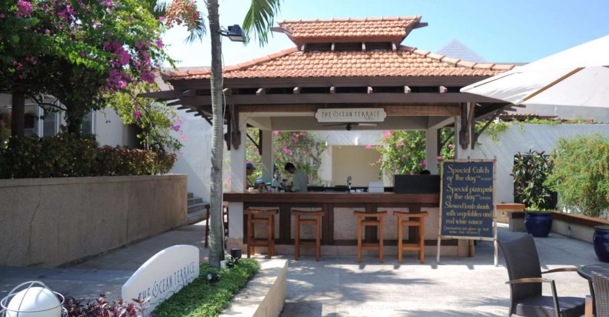 Ocean Terrace Bar tại Khách sạn Furama Đà Nẵng