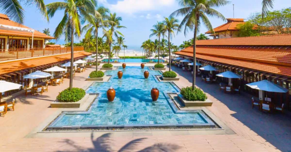 Một góc tại hồ bơi lagoon Khách sạn Furama Đà Nẵng