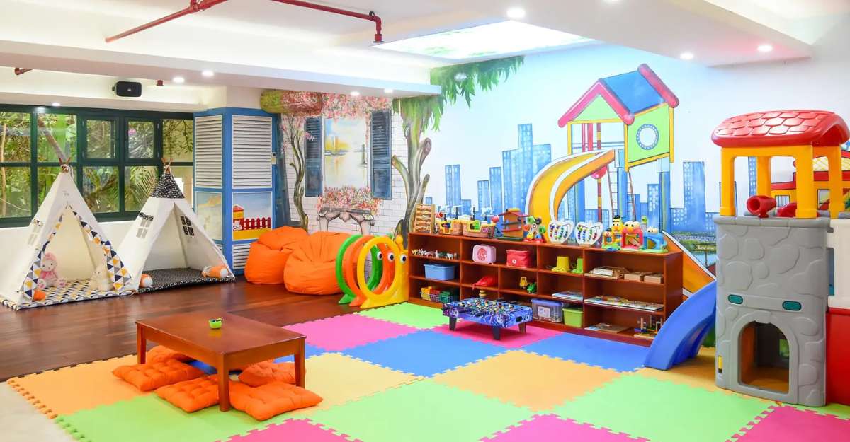Trẻ em được trải nghiệm các trò chơi trong khu vui chơi cho trẻ em tại Furama Resort Danang