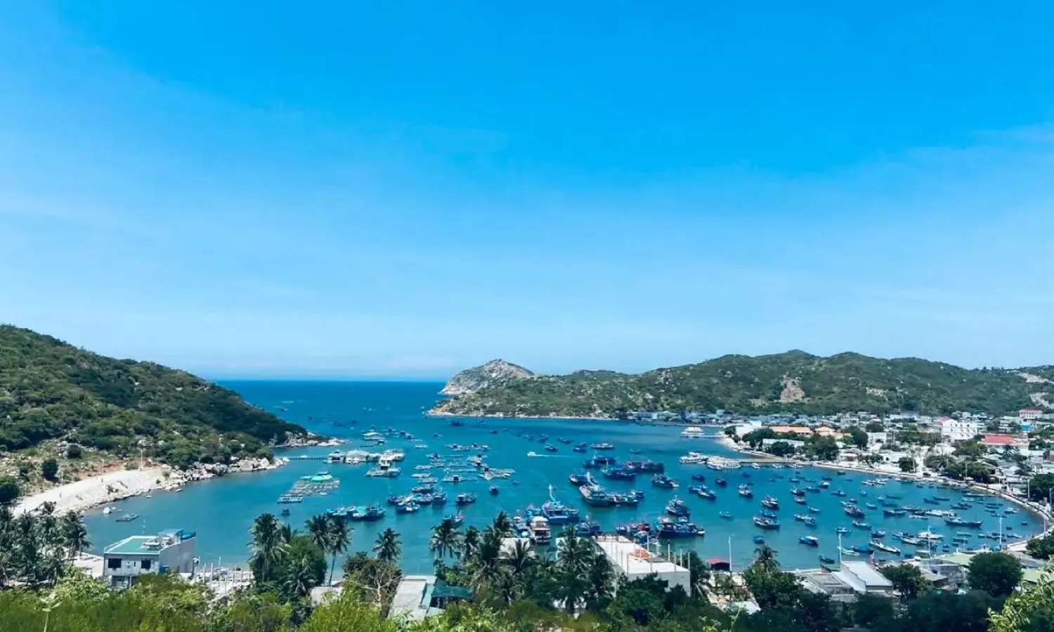 Vịnh Vĩnh Hy nổi tiếng là một trong 4 vịnh đẹp và hoang sơ nhất nước ta