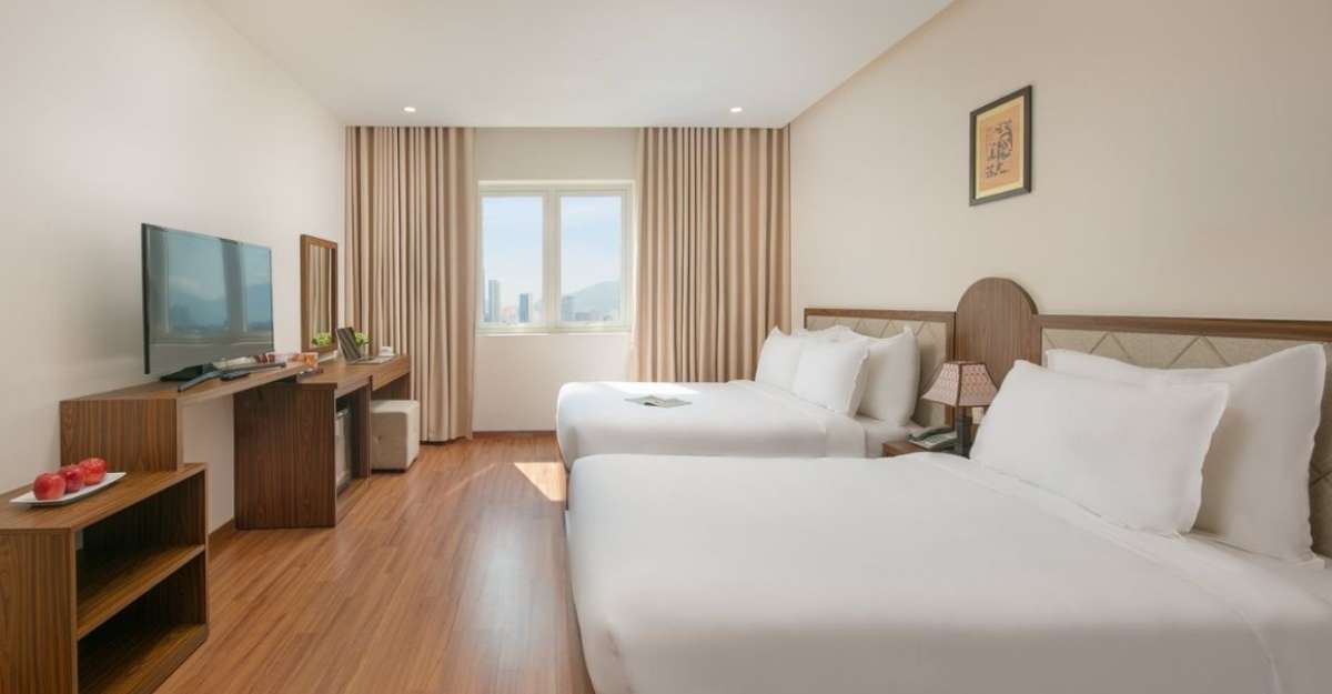 Không gian phòng Deluxe Family City View tại De Lamour Hotel