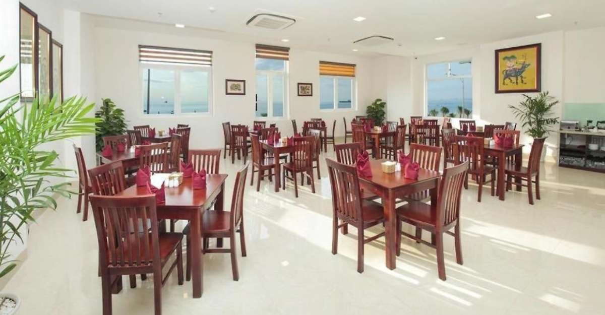 Nhà hàng tại De Lamour Hotel
