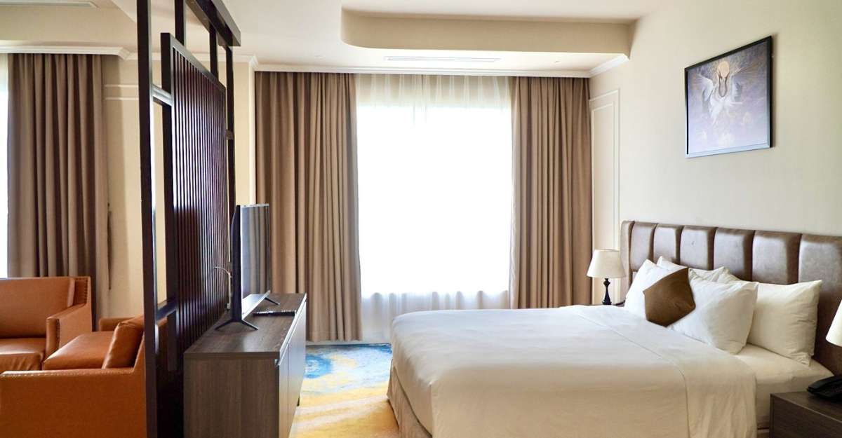 Phòng ngủ Premier Double With Balcony tại La Vela Hue Hotel