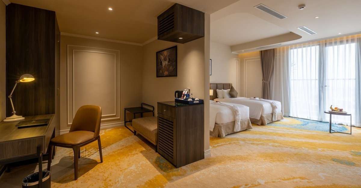 Phòng ngủ Premier Twin With Balcony tại La Vela Hue Hotel