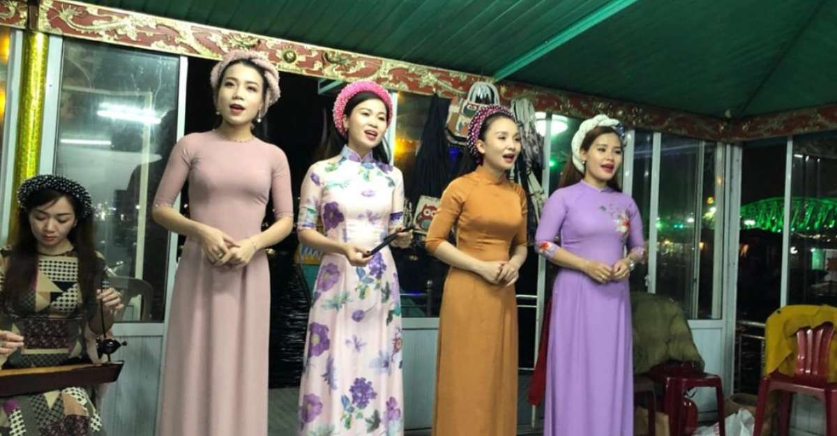 Nghe ca Huế trên sông Hương