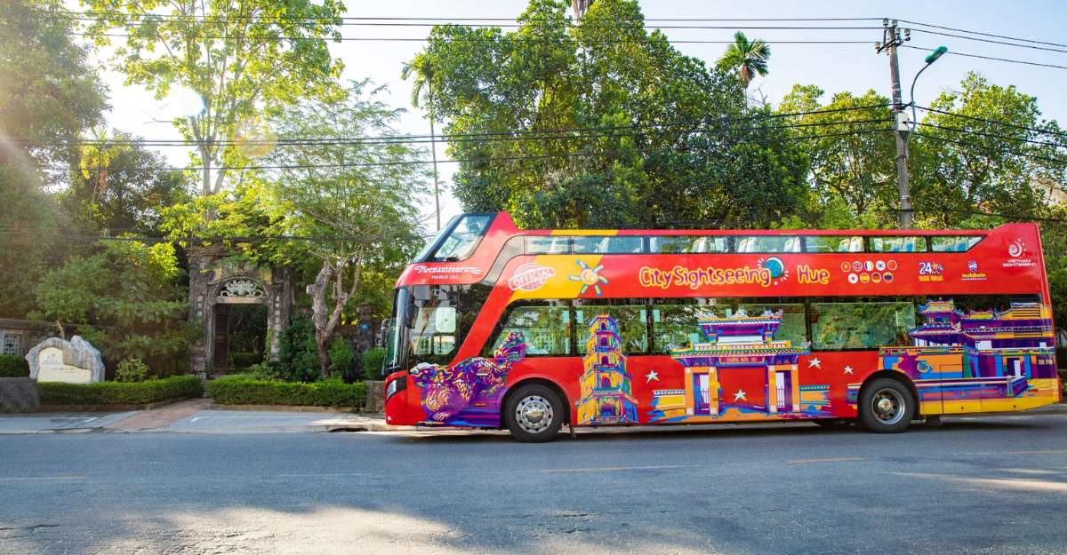 Ngắm Huế trên xe bus 2 tầng