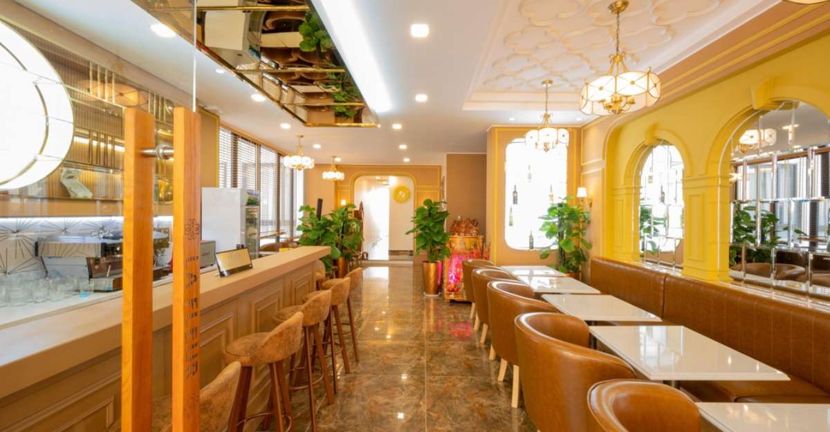 Nhà hàng tại La Fleur Premium Central Apartment