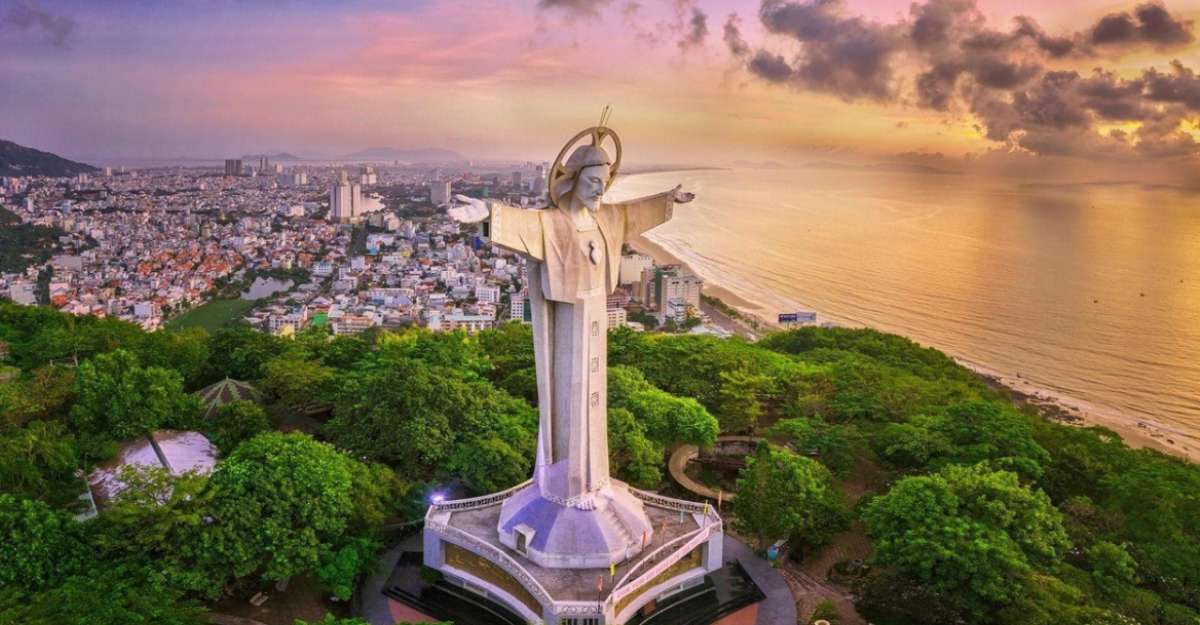 Tượng Chúa Kitô Vua tại thành phố Vũng Tàu nhìn từ trên cao