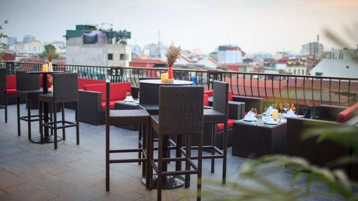 Khu vực ngoài trời của MK Rooftop Bar & Restaurant