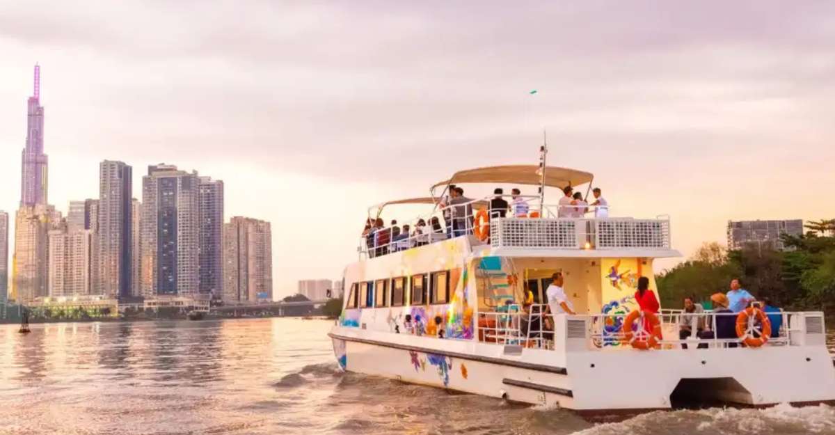 Ngắm cảnh trên sông Sài Gòn