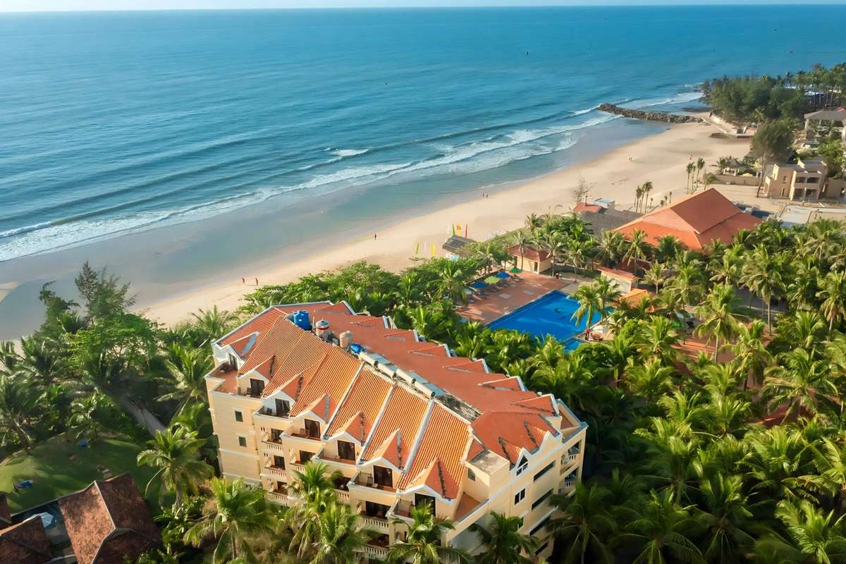 Vị trí đắc địa cạnh bãi biển của Sea Lion Beach Resort & Spa