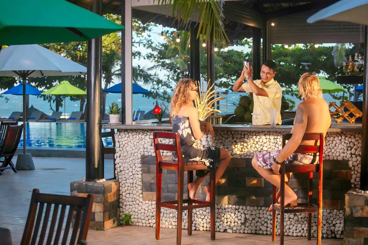 Pool Bar tại Sea Lion Beach Resort & Spa