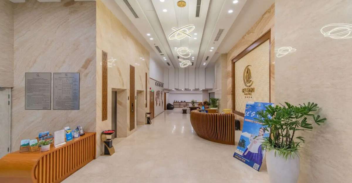 Không gian sảnh chờ tại Le's Cham Hotel