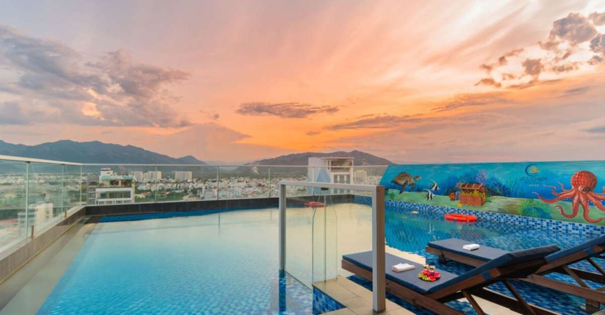 Hồ bơi tại Le's Cham Hotel