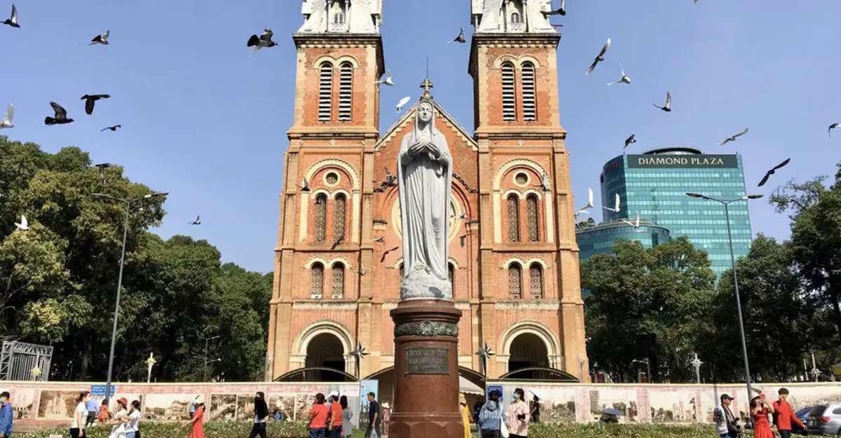 Hoạt động tham quan trong tour đi Địa đạo Củ Chi, Thánh thất Cao Đài và núi Bà Đen