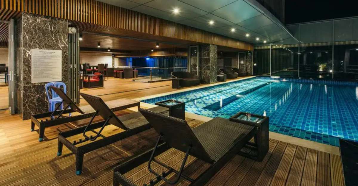 Hồ bơi ngoài trời tại Malibu Hotel