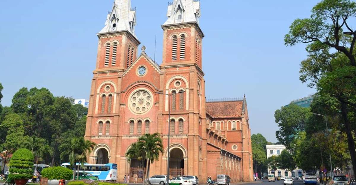 Nhà thờ Đức Bà nổi tiếng ngay trung tâm thành phố