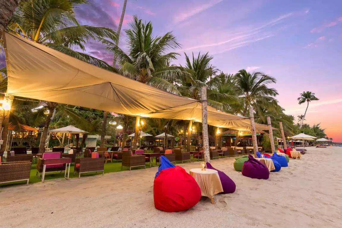 Hoang Ngoc Beach Resort nằm sát bên bãi biển