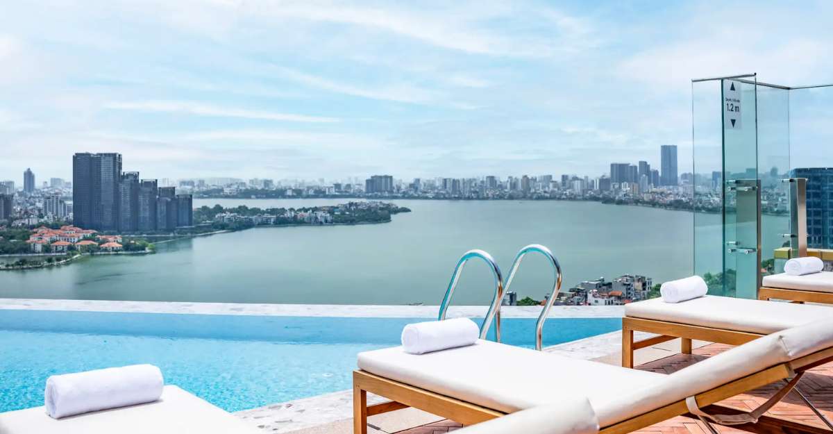 Infinity Pool ở L7 West Lake Hanoi by Lotte
