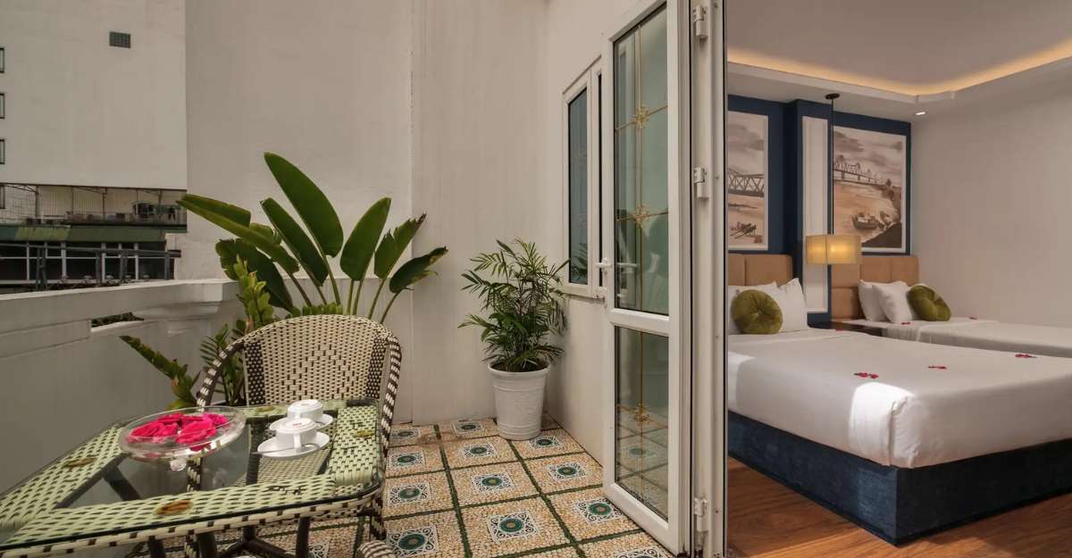 Ban công rộng rãi của phòng Family Balcony tại Hanoi Chic Boutique Hotel