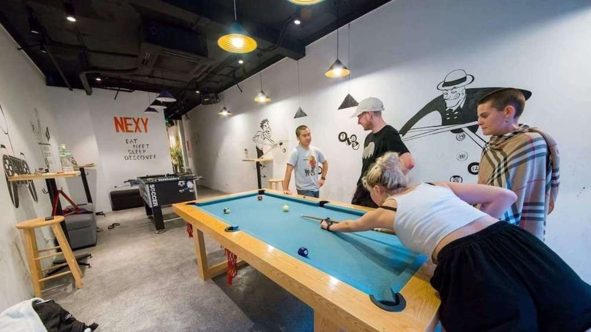 Khu vực giải trí với bàn bida tại Nexy Hostel
