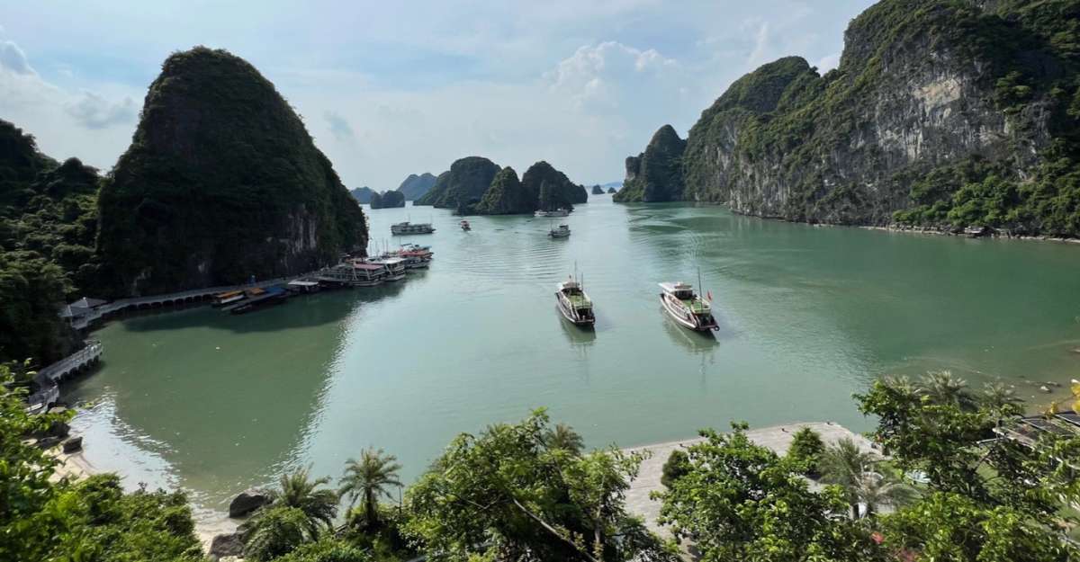 Đón nhận những khoảnh khắc tuyệt vời tại Vịnh Hạ Long hùng vĩ bằng du thuyền