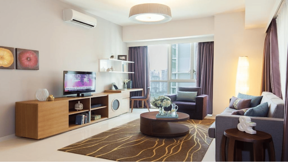 Không gian phòng khách hiện đại và đầy đủ tiện nghi tại phòng 2-Bedroom Executive tại Somerset Vista Ho Chi Minh City